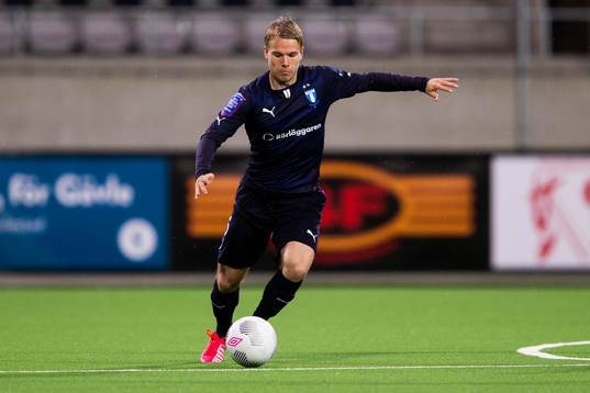 Malmö FFs Oscar Lewicki med bollen