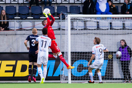 Malmö FFs målvakt Robin Olsen plockar ner bollen