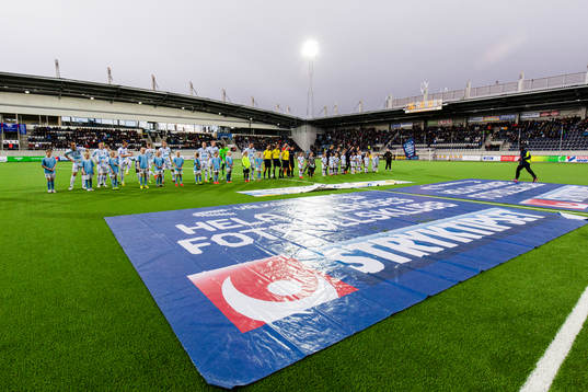 Spelarna ställer upp innan fotbollsmatchen i Allsvenskan