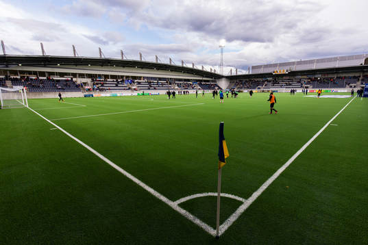 Spelarna värmer upp på Gavlevallen