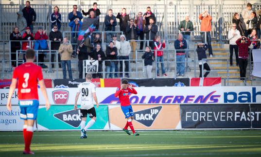Helsingborgs Jordan Larsson deppar framför Helsingborgs