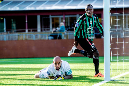 Athletics målvakt Joshua Wicks och Varbergs Nsima Peter