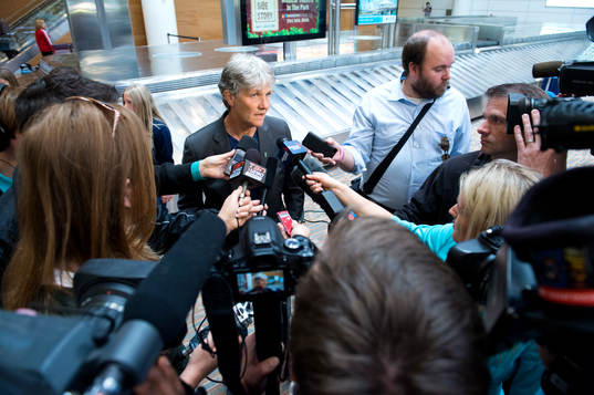 Sveriges förbundskapten Pia Sundhage blir intervjuad när