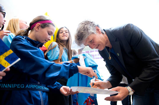 Sveriges förbundskapten Pia Sundhage skriver autografer