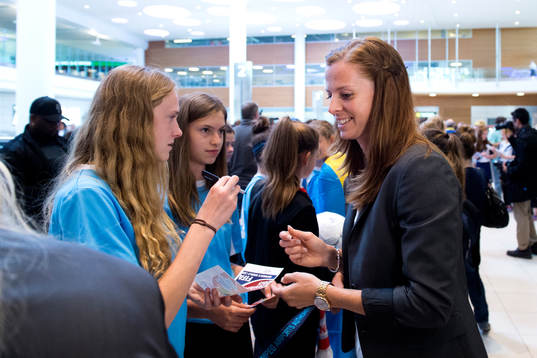 Sveriges Lotta Schelin skriver autografer när laget