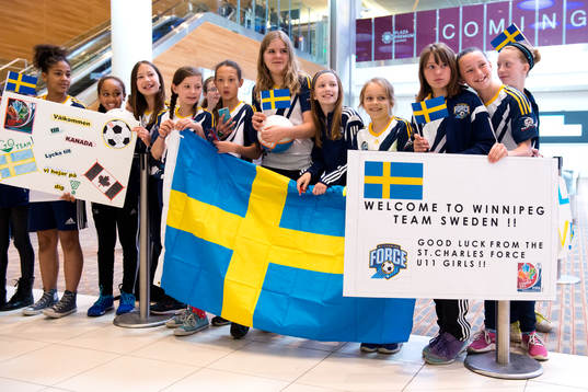 Supportrar väntar på det Svenska laget som