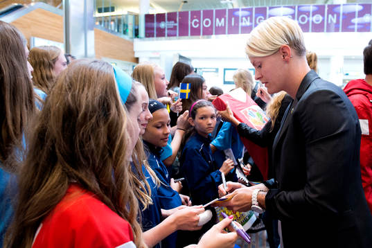 Sveriges Nilla Fischer skriver autografer när laget