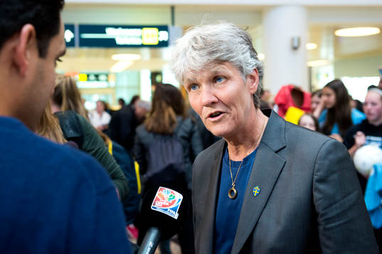 Sveriges förbundskapten Pia Sundhage blir intervjuad när