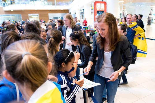 Sveriges Lotta Schelin skriver autografer när laget