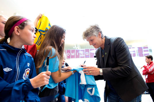 Sveriges förbundskapten Pia Sundhage skriver autografer