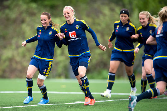 Sveriges Kosovare Asllani och Amanda Ilestedt