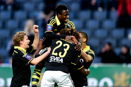s Ebenezer Ofori, Johan Blomberg och Mohamed Bangura jublar