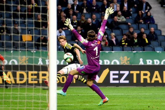 s Johan Blomberg gör 2-2 bakom Falkenbergs målvakt Otto