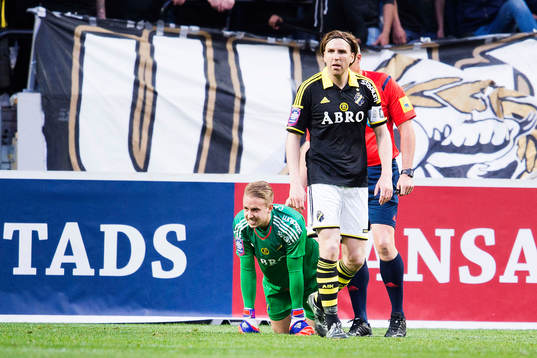 s målvakt Patrik Carlgren och Nils-Eric Johansson deppar