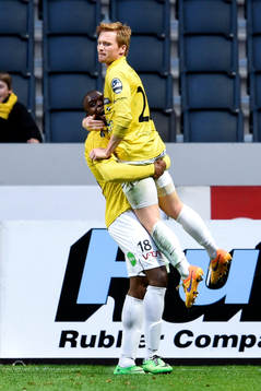 Falkenbergs Hakeem Araba och Dan Keat jublar