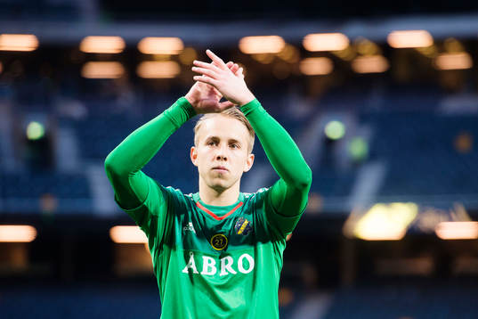 s målvakt Patrik Carlgren jublar med publiken