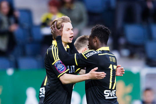 s Johan Blomberg jublar med Ebenezer Ofori