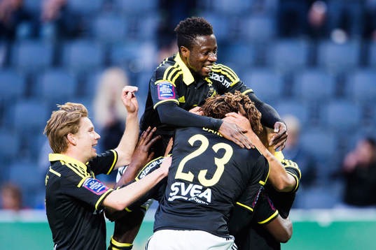 s Johan Blomberg, Ebenezer Ofori och Mohamed Bangura  jublar