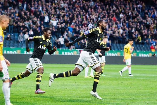 s Henok Goitom och Ebenezer Ofori jublar