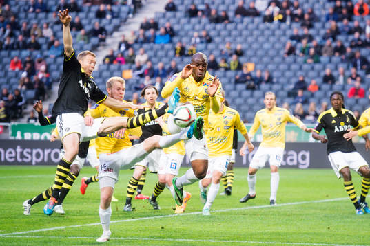 s Per Karlsson och Falkenbergs Hakeem Araba i kamp om