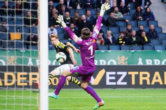 s Johan Blomberg gör 2-1 bakom Falkenbergs målvakt Otto