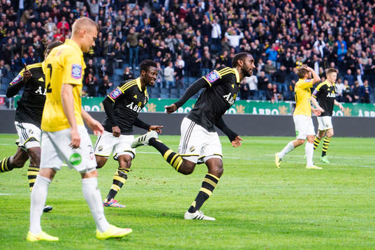 s Ebenezer Ofori och Henok Goitom jublar