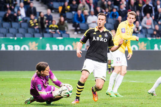 s Fredrik Brustad reagerar när Falkenbergs målvakt Otto