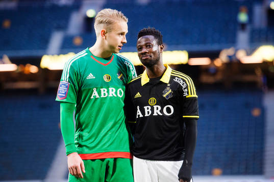 s målvakt Patrik Carlgren och Ebenezer Ofori kramar om