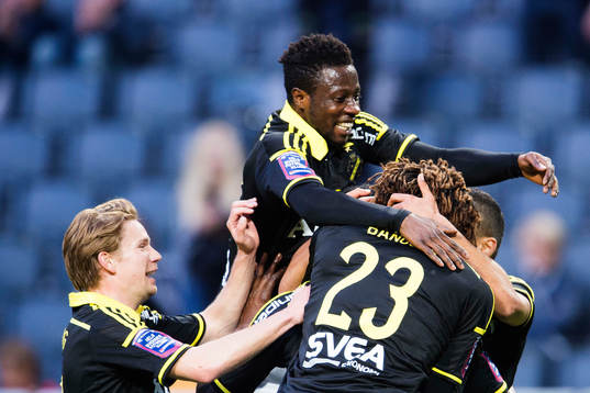 s Johan Blomberg och Ebenezer Ofori jublar