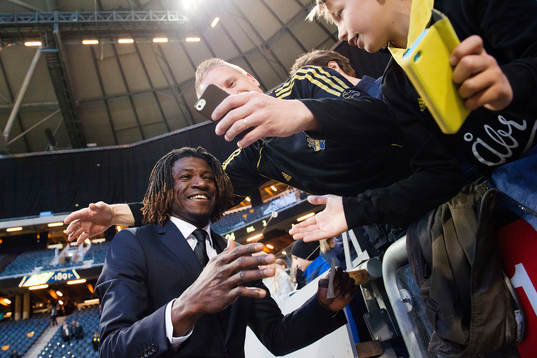 s Mohamed Bangura hälsar på supportrar