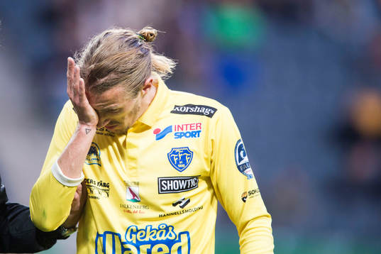 Falkenbergs Tobias Carlsson går av skadad