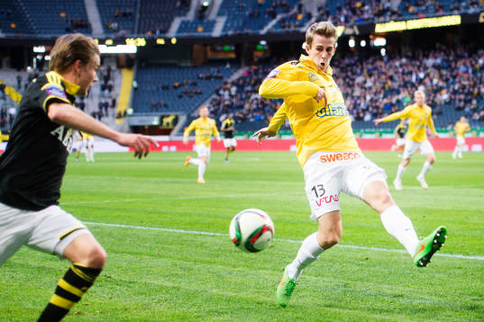 Falkenbergs Adam Eriksson försöker stoppa ett inlägg