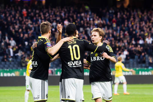 s Fredrik Brustad, Henok Goitom och Johan Blomberg jublar