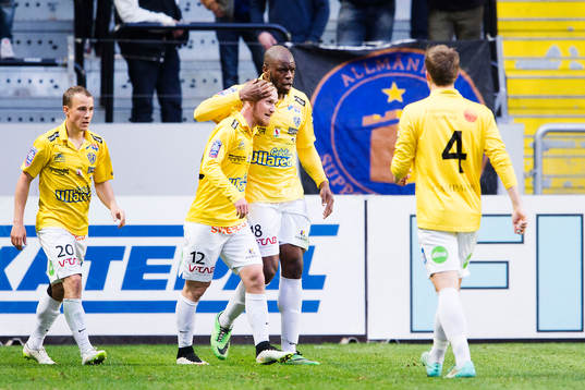 Falkenbergs Christoffer Carlsson och Hakeem Araba jublar