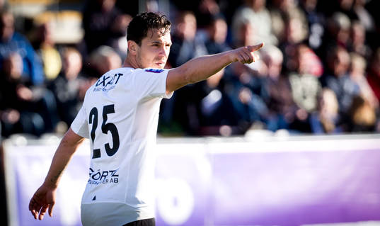 Örebros Nordin Gerzic pekar