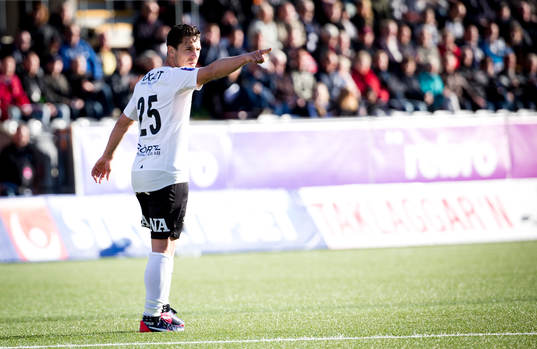 Örebros Nordin Gerzic pekar