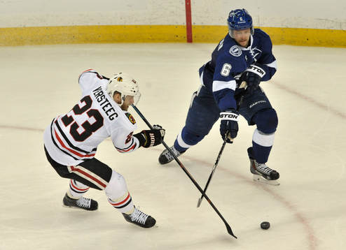 The Blackhawks Kris Versteeg (23) battles the Lightning's