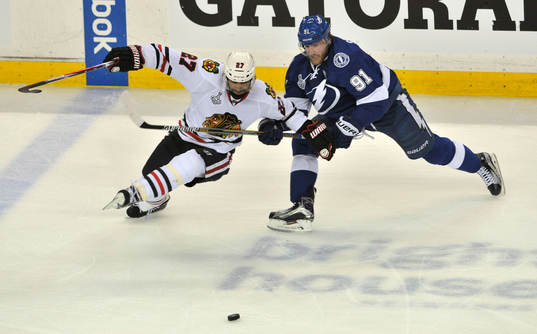 The Lightning's Steven Stamkos (91) battles the Blackhawks'