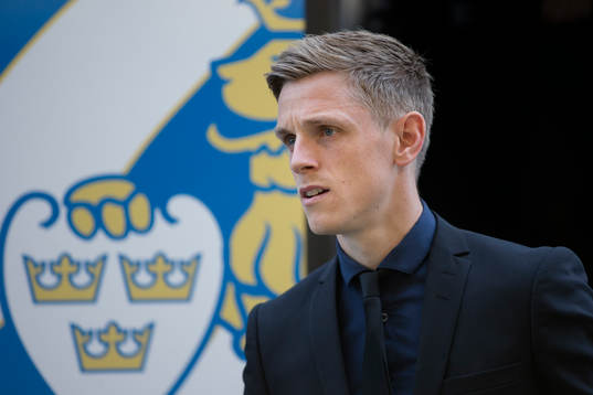 IFK Göteborgs Sören Rieks stiger av bussen vid ankomst