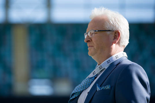 Cmores expertkommentator Hasse Backe på planen innan