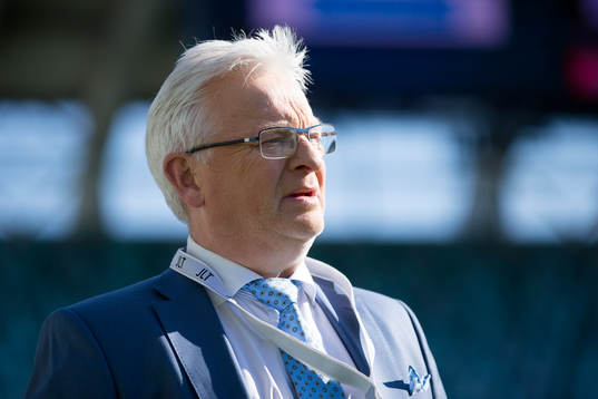 Cmores expertkommentator Hasse Backe på planen innan
