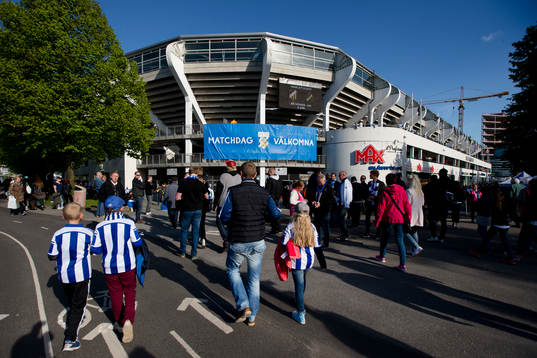 Publiken strömmar till mot Gamla Ullevi innan