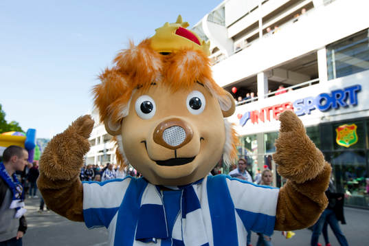 IFK Göteborgs maskot innan fotbollsmatchen i Allsvenskan