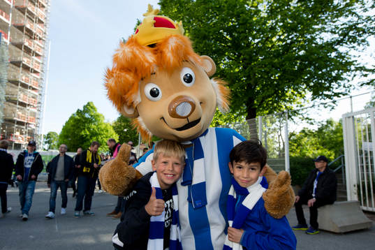 IFK Göteborgs maskot ihop med två supportrar innan