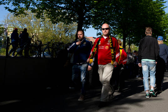 En Elfsborg supporter på väg in till Gamla Ullevi innan