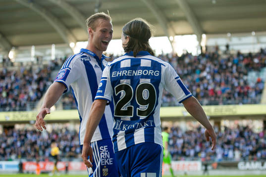 IFK Göteborgs Gustav Engvall gratulerar Lasse Vibe