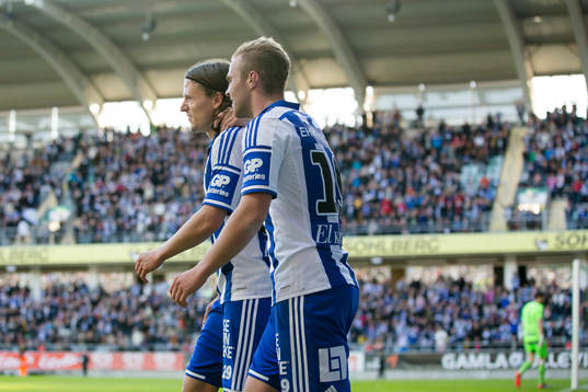 IFK Göteborgs Gustav Engvall gratulerar Lasse Vibe