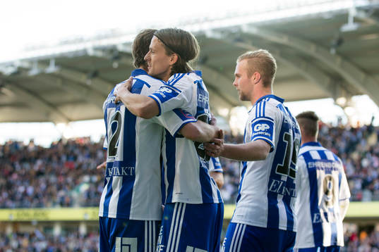 IFK Göteborgs Emil Salomonsson jublar ihop med 1-0