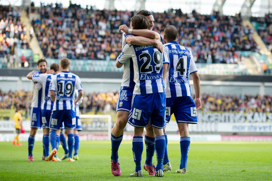 IFK Göteborgs Gustav Svensson jublar ihop med 1-0