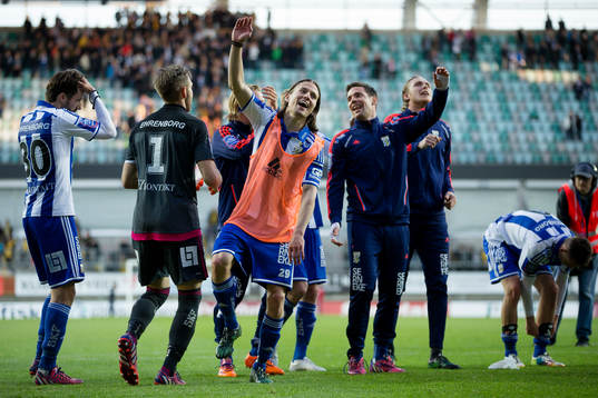 IFK Göteborgs Lasse Vibe dansar med laget